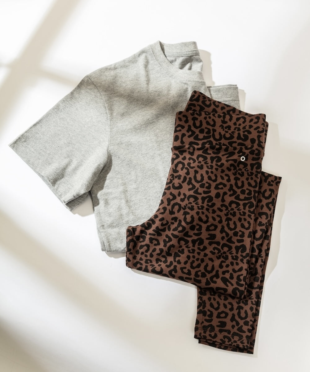 Gray sweatshirt and leopard print leggings 