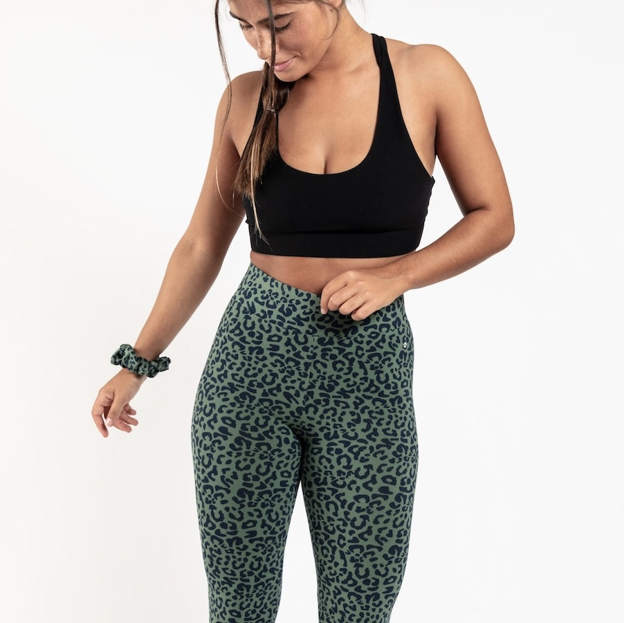 Cheetah-Leggings in Oliv von Orbasics: Muster und hoher Bund in Nahaufnahme